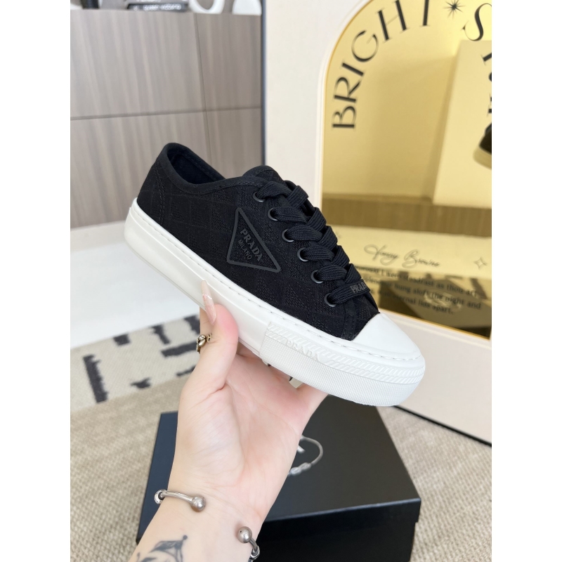 Pra*a casual shoes